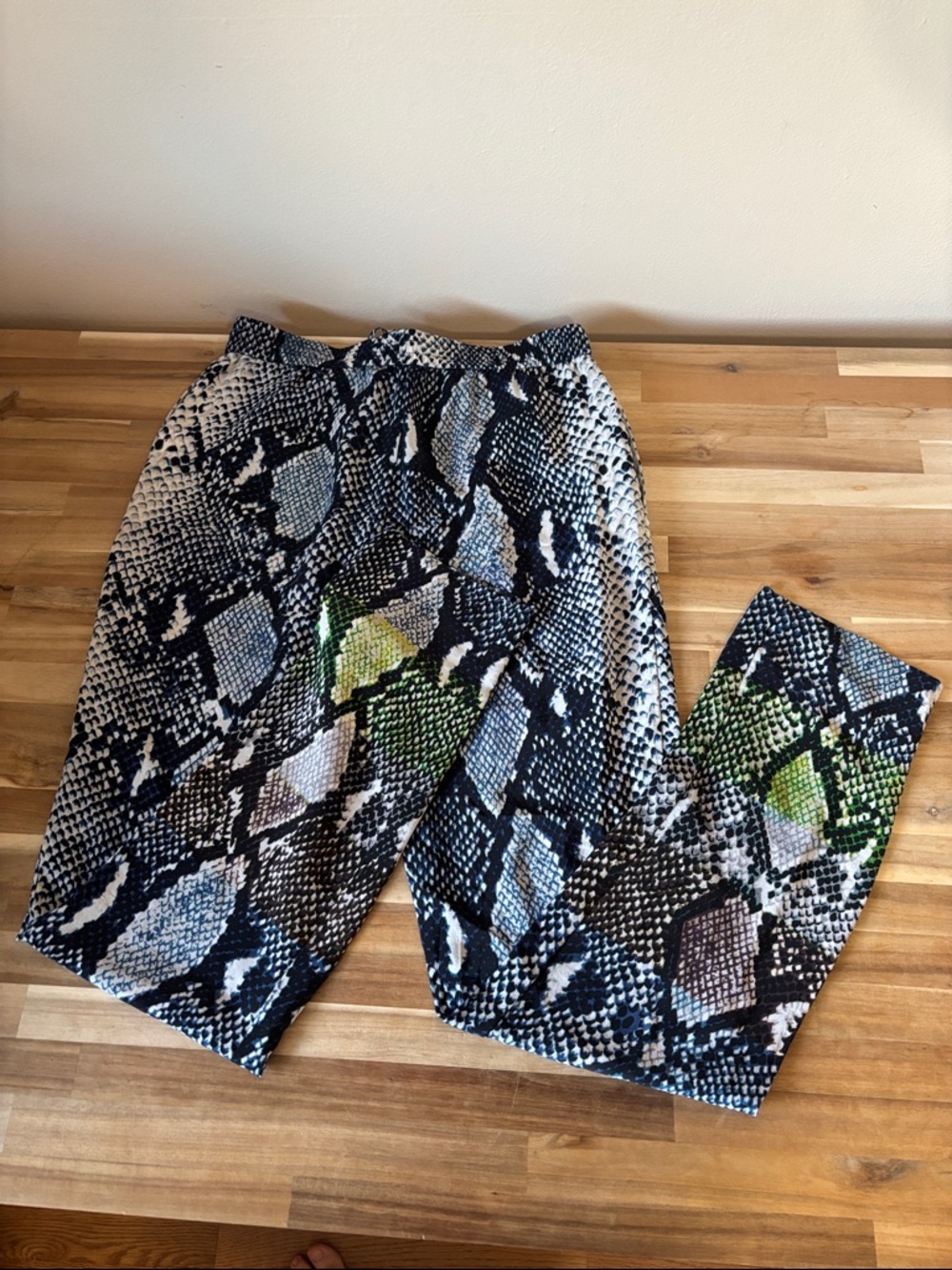 Diane Von Furstenberg 100% silk Pants - Picture 3 of 4